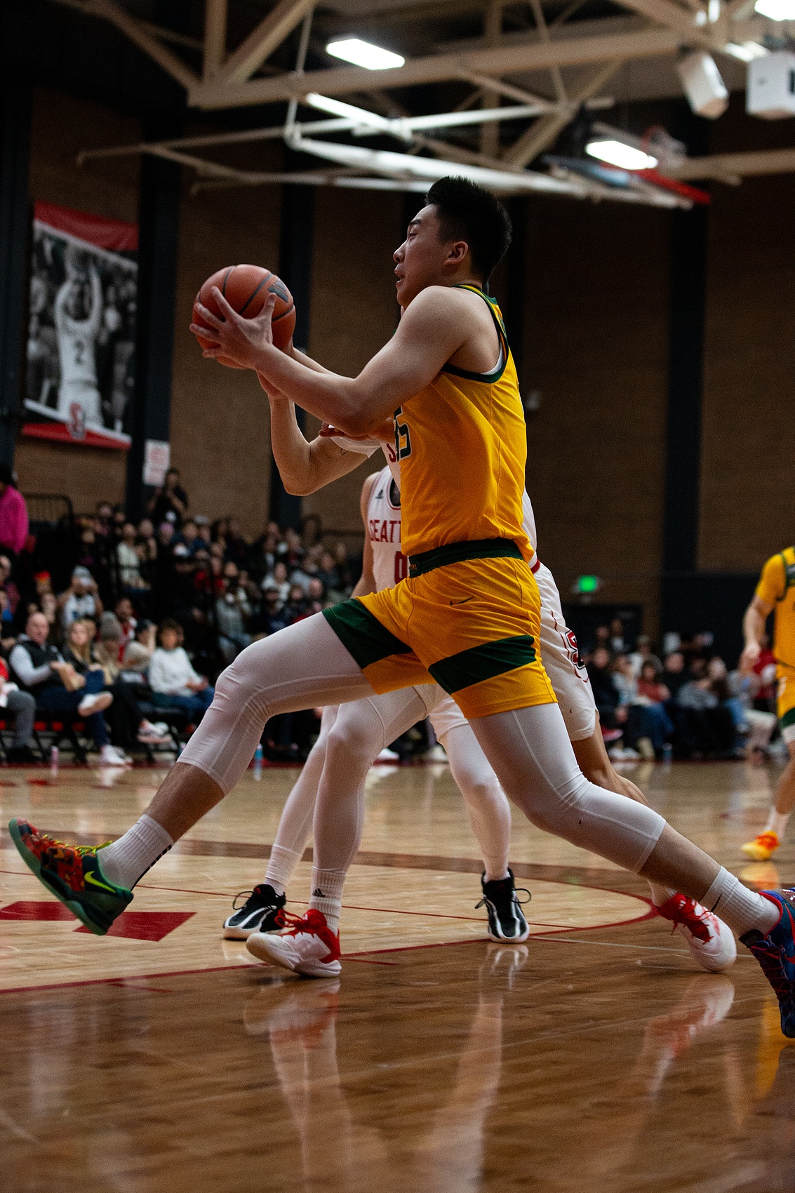 九游娱乐官网-王俊杰防守出彩拿下6分3板1助2断2帽+正负值+11 赵维伦1犯规1失误