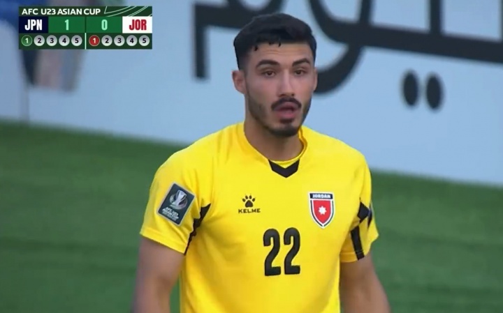 九游娱乐官网-球咋进了？？U23约旦门将挥拳庆祝后看到皮球入网，愣在原地